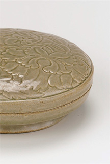 Round Covered Box with Design of Three Flowers